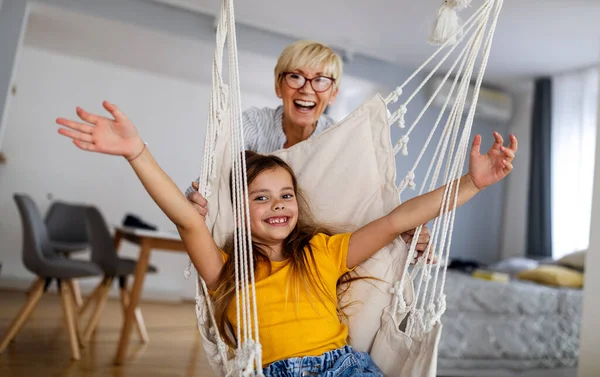 Feliz Abuelo Jugando Divirtiéndose Con Nietos Familia Gente Concepto Amor — Foto de Stock