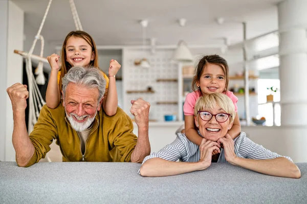 Barnbarn Har Kul Leker Med Morföräldrar Hemma Familjekärlek Generation Koncept — Stockfoto