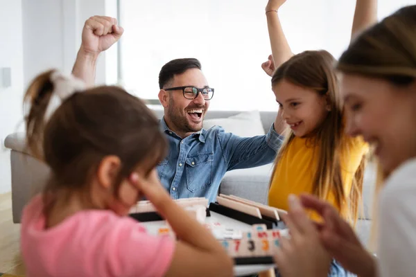 Padres Felices Niños Divirtiéndose Jugando Juego Mesa Casa —  Fotos de Stock