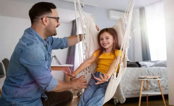 Joyeux Famille Aimante Père Fille Enfant Fille Jouent Ensemble Concept — Photo