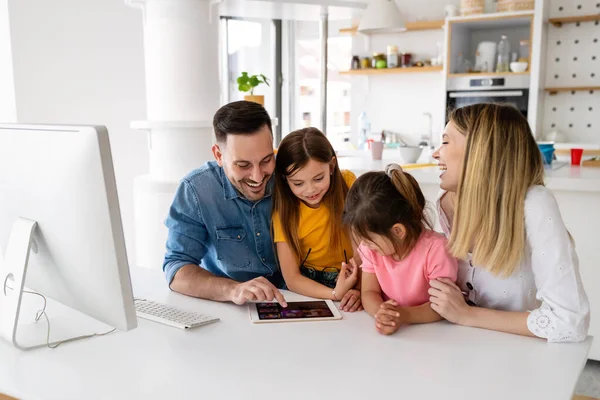 Joyeux Jeune Famille Passer Temps Maison Utiliser Des Appareils Numériques — Photo