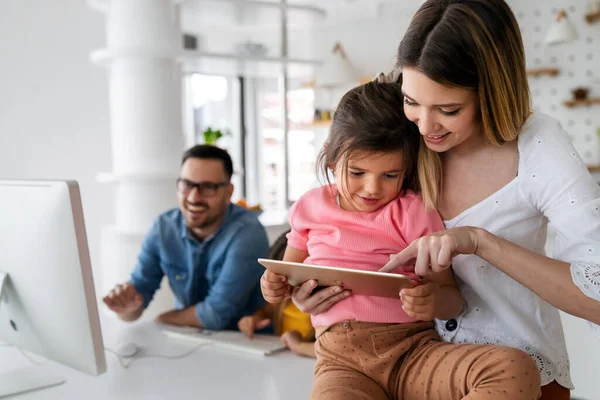 École Ligne Technologie Concept Familial Jeunes Parents Heureux Aident Les — Photo