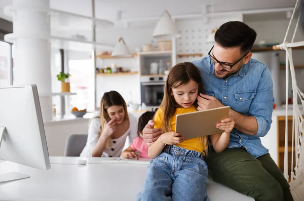 Eğitim ailesi çevrimiçi okul çocukları teknoloji tecrit kavramı