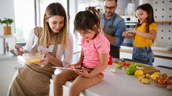 Glücklich Lächelnde Eltern Genießen Wochenende Spielen Mit Kindern Kochen Der — Stockfoto