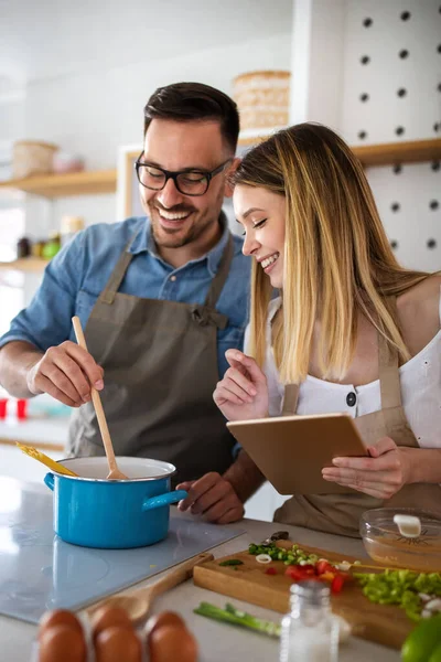 Gelukkig Paar Geniet Het Hebben Van Plezier Het Bereiden Van — Stockfoto