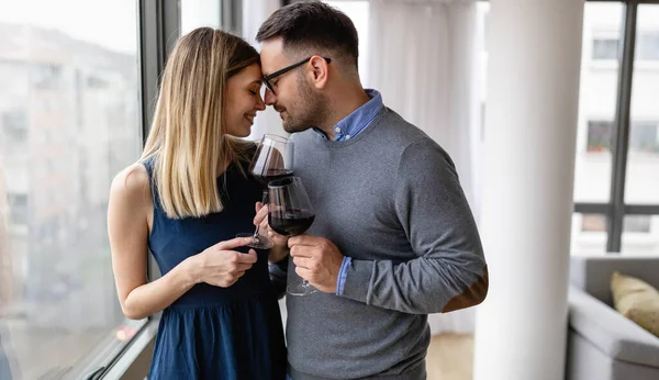 Couple Heureux Romantique Amoureux Boire Vin Date Saint Valentin Anniversaire — Photo