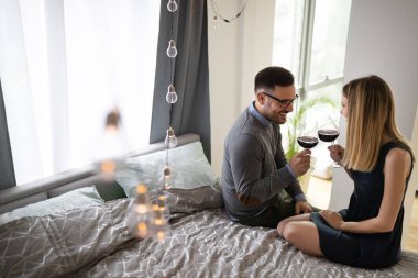 Birbirine aşık mutlu bir çift şarap içiyor ve romantik bir randevu yaşıyor.