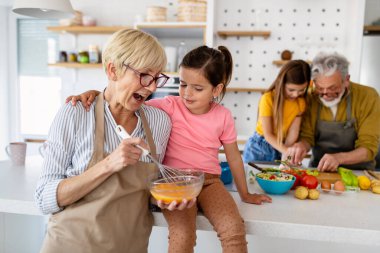 Mutlu son sınıf çifti torunlarıyla evde kahvaltı yapıyor. Aile, aşk konsepti