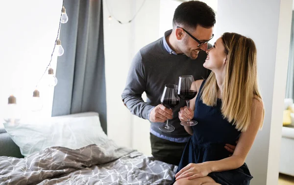 Casal Feliz Romântico Amor Beber Vinho Data Dia Dos Namorados — Fotografia de Stock