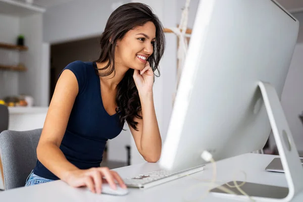 Bella Giovane Donna Felice Che Lavora Computer Tecnologia Business Education — Foto Stock