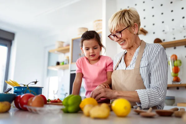 Familjekul Kärlek Generation Koncept Mormor Och Barnbarn Lagar Mat Köket — Stockfoto