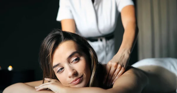 Mujer Joven Tumbada Mesa Masaje Disfrutando Del Masaje —  Fotos de Stock