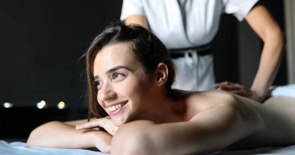 Glückliche Frau Entspannt Sich Bei Einer Massage Salon — Stockfoto