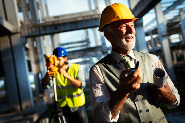 Equipe Arquitetos Engenheiros Grupo Documentos Verificação Local Construção Fluxo Trabalho — Fotografia de Stock