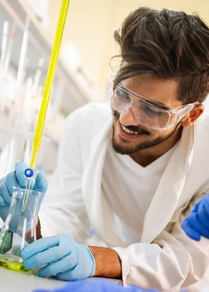 Junger Student Der Naturwissenschaften Der Labor Arbeitet Forschungsmenschen Konzept — Stockfoto