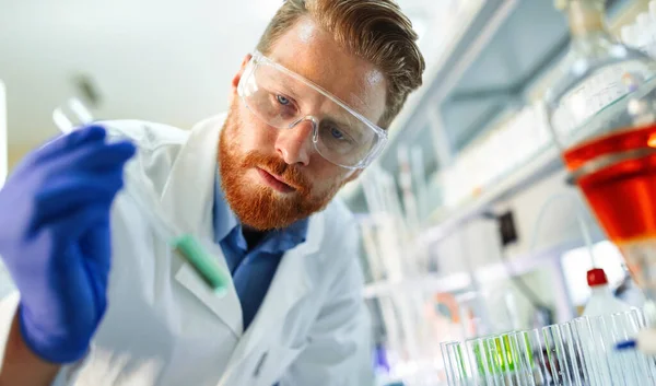 Research Scientist Man Looking Reaction Test Tube Laboratory — Stock Photo, Image