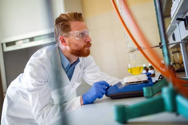 Científico Investigador Hombre Mirando Reacción Tubo Ensayo Laboratorio — Foto de Stock