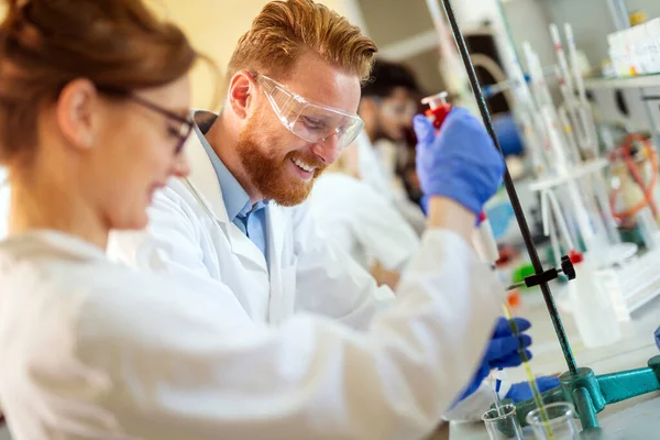 Jovens Estudantes Cientistas Química Que Trabalham Laboratório — Fotografia de Stock