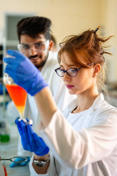 Gruppe Junger Studenten Wissenschaftler Die Labor Arbeiten — Stockfoto