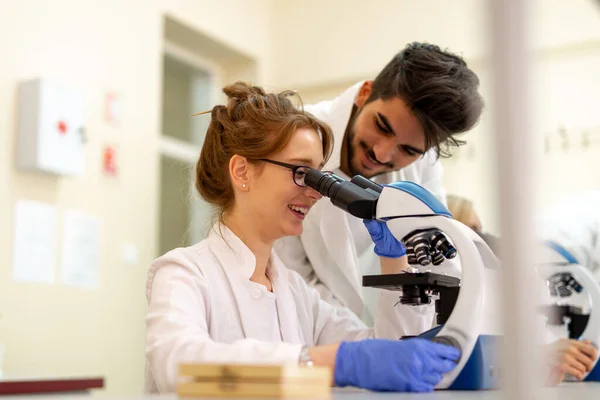 Tudós Mikroszkóppal Egy Laboratóriumban Coronavirus Covid19 Vakcina Vizsgálata — Stock Fotó