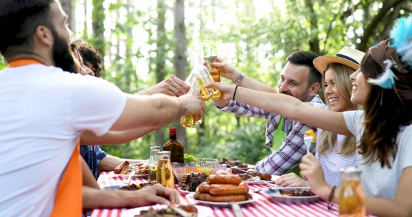 Grupo Amigos Fazendo Churrasco Livre Festa Diversão Juntos — Fotografia de Stock