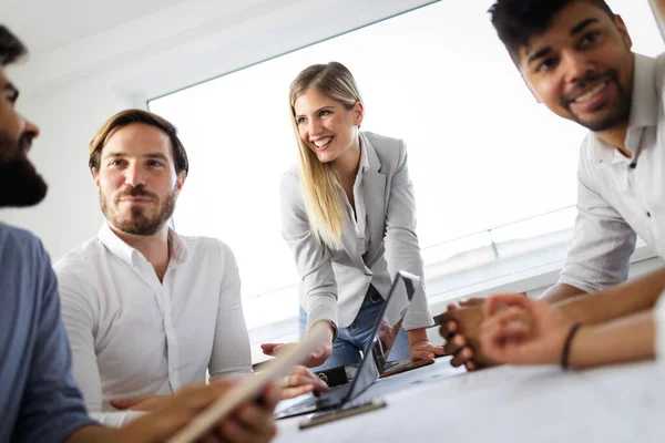 Geschäftsleute Arbeiten Gemeinsam Einem Meeting Einem Modernen Büro — Stockfoto