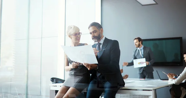 Grupp Glada Affärsmän Brainstorming Ett Möte Kontoret — Stockfoto