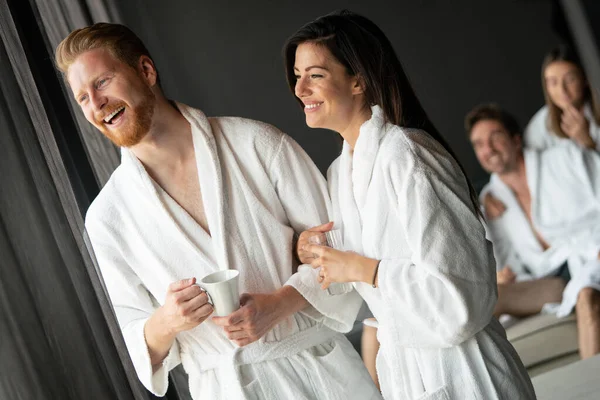 Knappe Man Mooie Vrouw Ontspannen Spa Hotel — Stockfoto