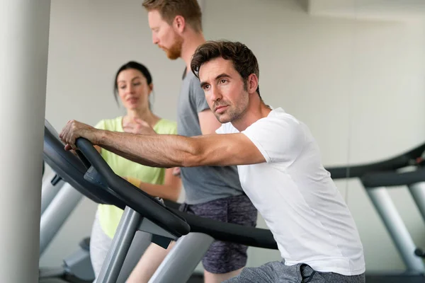 Grupo Personas Forma Gimnasio Haciendo Ejercicio Las Máquinas Cardiovasculares — Foto de Stock