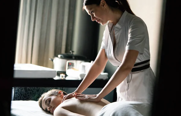 Mulher Jovem Recebendo Tratamento Massagem Spa Salão Beleza Spa — Fotografia de Stock