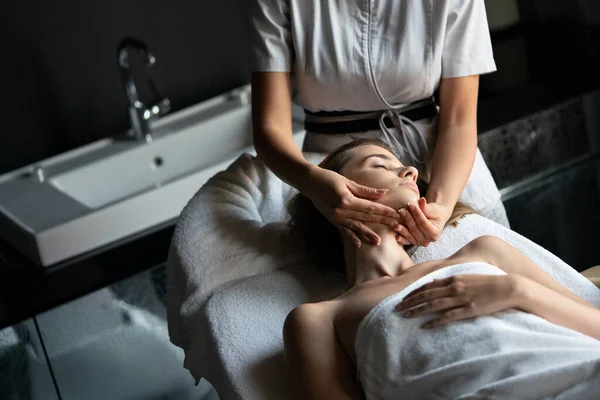 Atrakcyjna Młoda Kobieta Salonie Spa Masaż — Zdjęcie stockowe