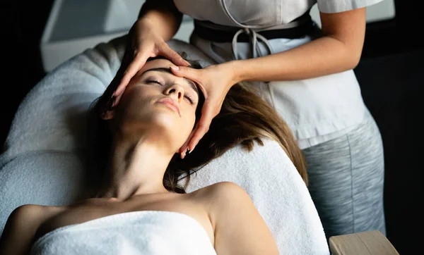 Ung Kvinna Som Har Massage Spa Salong — Stockfoto