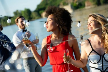 Bir grup güzel arkadaş kutluyor, dans ediyor ve dışarıda eğleniyorlar.