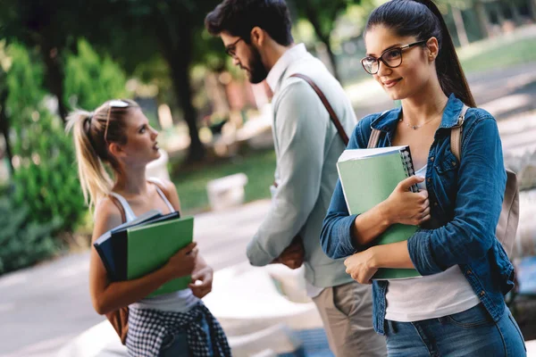 Grupo Amigos Estudiantes Universitarios Sonriendo Preparándose Para Examen Aire Libre — Foto de Stock