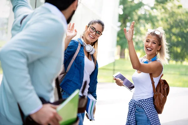 Grupo Estudantes Felizes Estudando Juntos Para Exame Ourdoor — Fotografia de Stock