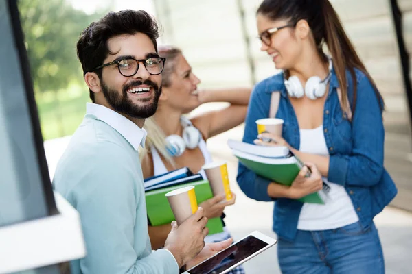 Das Studentenleben Genießen Lächelnde Junge Studenten Beim Kaffee Auf Der — Stockfoto