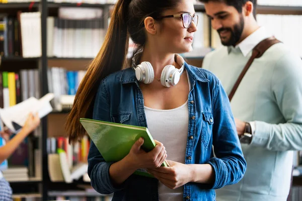 Gruppe Glücklicher Universitätsstudenten Die Der Universitätsbibliothek Lernen — Stockfoto