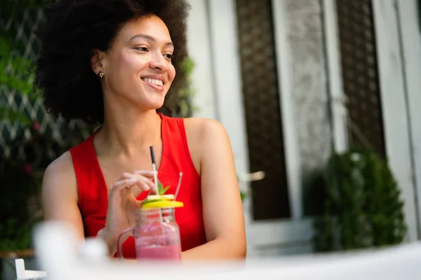 Schöne Schwarze Frau Trinkt Gesundes Getränk Und Lächelt Freien — Stockfoto