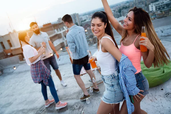 Avere Grande Momento Con Giovani Amici Divertirsi Alla Festa Sul — Foto Stock