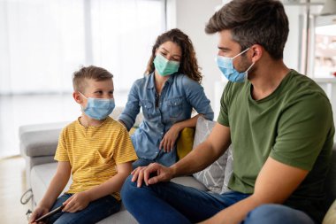 Küresel pandemi nedeniyle modern aile karantinada. Aile, ev yapımı konsept.