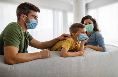 Küresel pandemi nedeniyle modern aile karantinada. Aile, ev yapımı konsept.