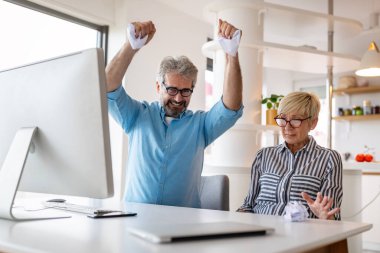Hüsrana uğramış iş adamları ofiste bağırıp çağırarak stres yaptılar. İş kızgın insanlar konsepti