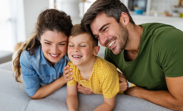 Mutlu Aile Birlikte Vakit Geçiriyor Evde Eğleniyor Nsanlar Mutluluk Kavramı — Stok fotoğraf