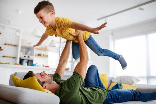 Joyeux Concept Famille Beau Père Jouer Avec Son Fils Maison — Photo