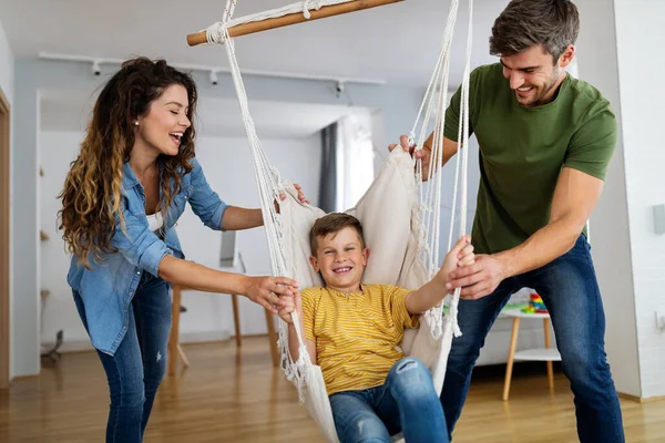 Mutlu Aile Kavramı Güzel Genç Ebeveynler Evlerinde Oğluyla Oynuyorlar — Stok fotoğraf