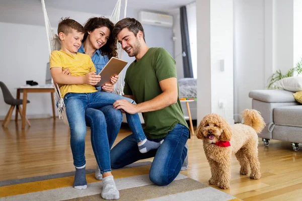 Gelukkig Jong Gezin Met Moderne Apparatuur Hond Plezier Hebben Thuis — Stockfoto