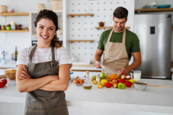 Glückliches Junges Paar Hat Spaß Der Küche Bei Der Zubereitung — Stockfoto