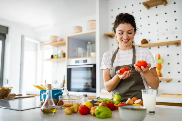 Gelukkig Vrouw Maken Van Gezond Voedsel Glimlachen Keuken Bereiden Van — Stockfoto