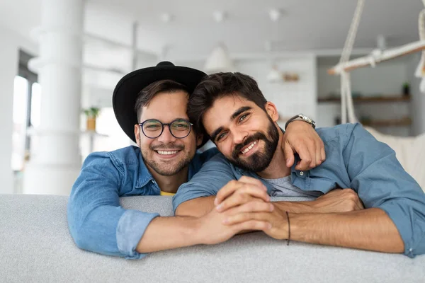 Mutlu Homoseksüel Çift Kucaklaştı Şakalaştı Samimi Bir Kucaklaşmayla Eğlendi — Stok fotoğraf