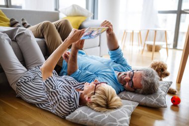 Mutlu, olgun bir çift evde birbirine sarılıyor ve gerçek duygularla kaynaşıyor.